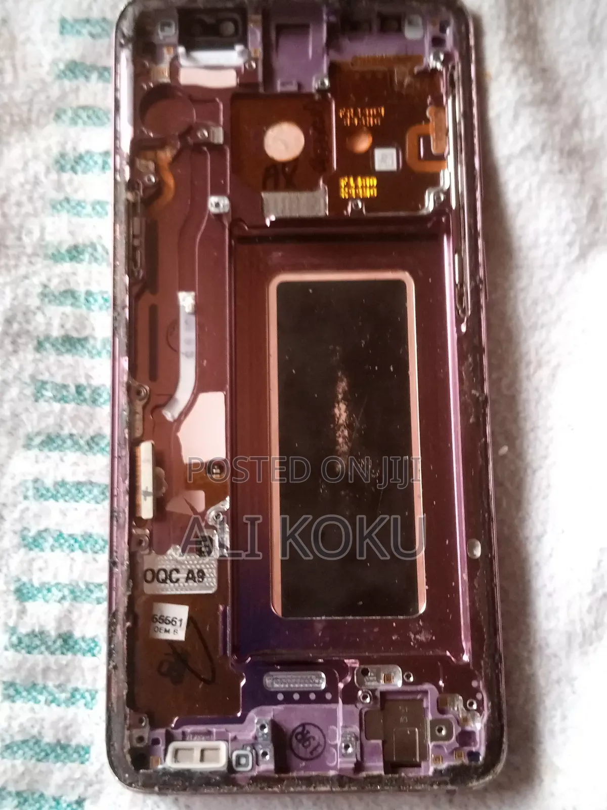 Samsung S9 Screen. With Small Crack