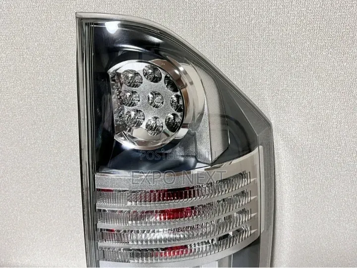 Toyota Noah Voxy ZRR 70-75 Genuine Right Tail Light Lamp 28-199 Oem