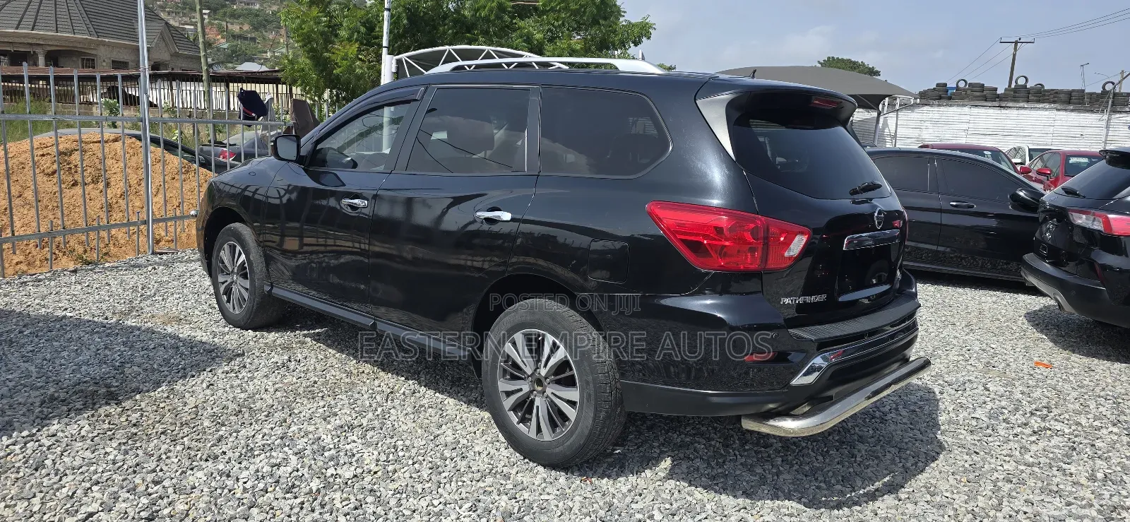 Nissan Pathfinder SV 2018 Black