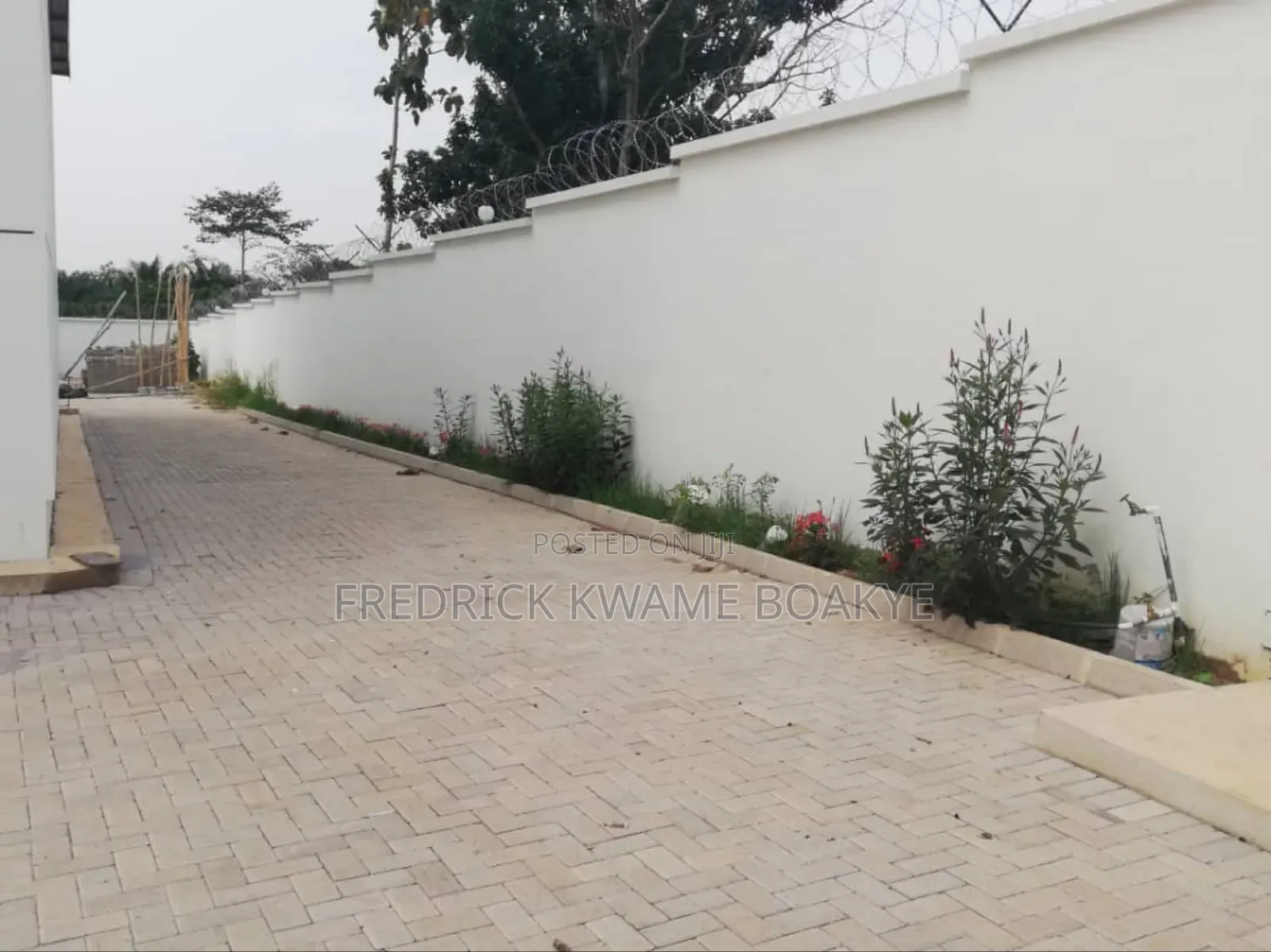 5 Plots of Land With Warehouse for Sale at Ejuso