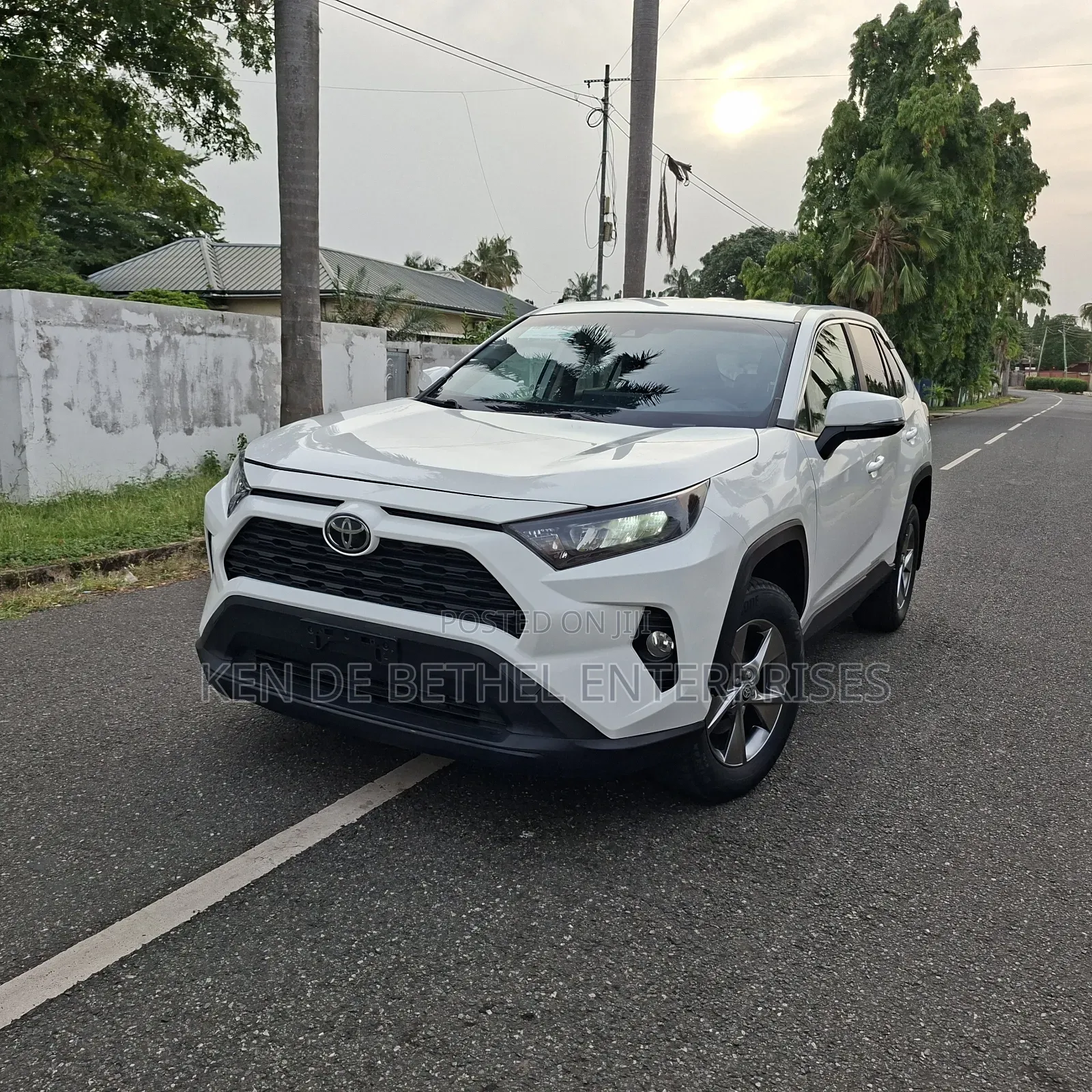 Toyota RAV4 LE 2022 White