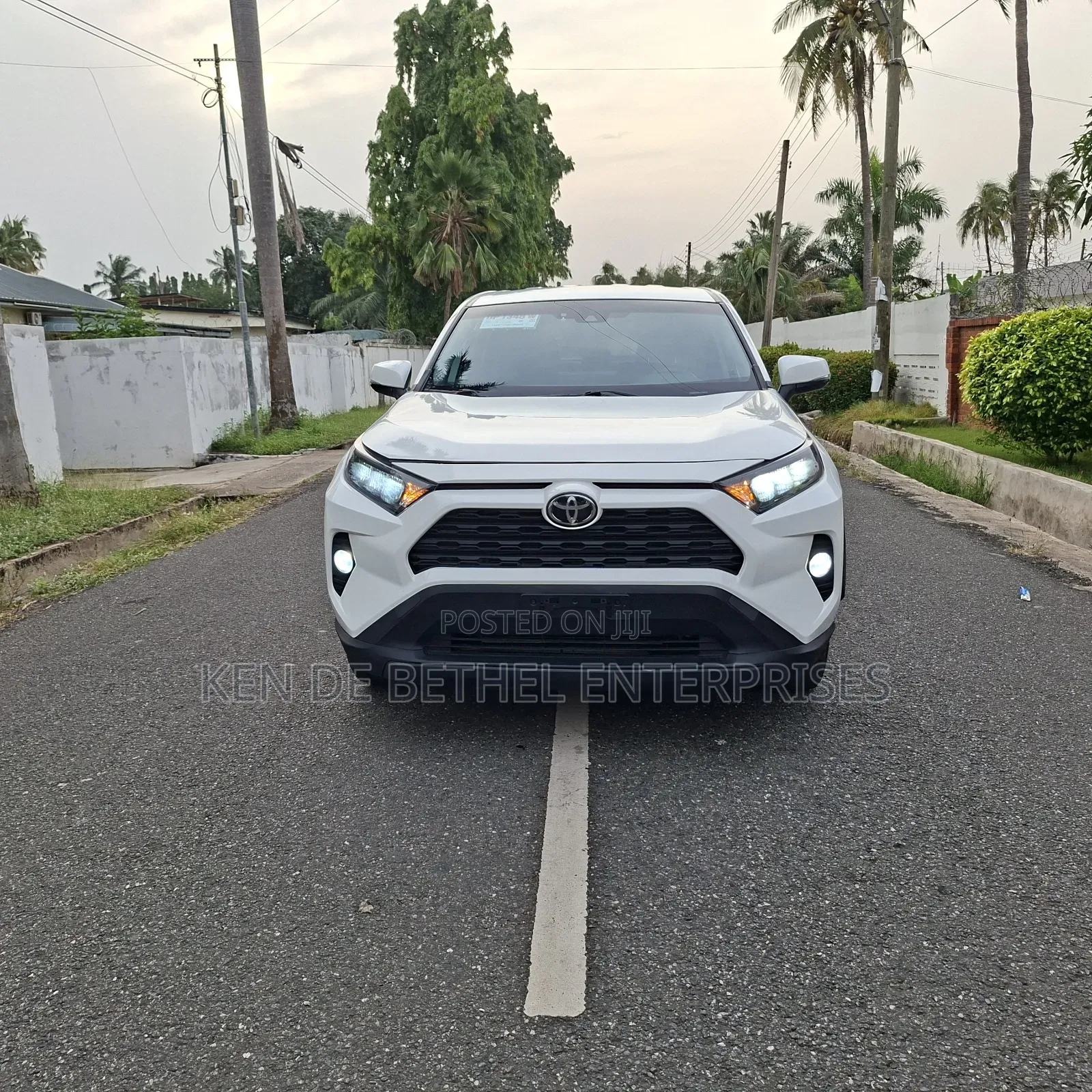 Toyota RAV4 LE 2022 White