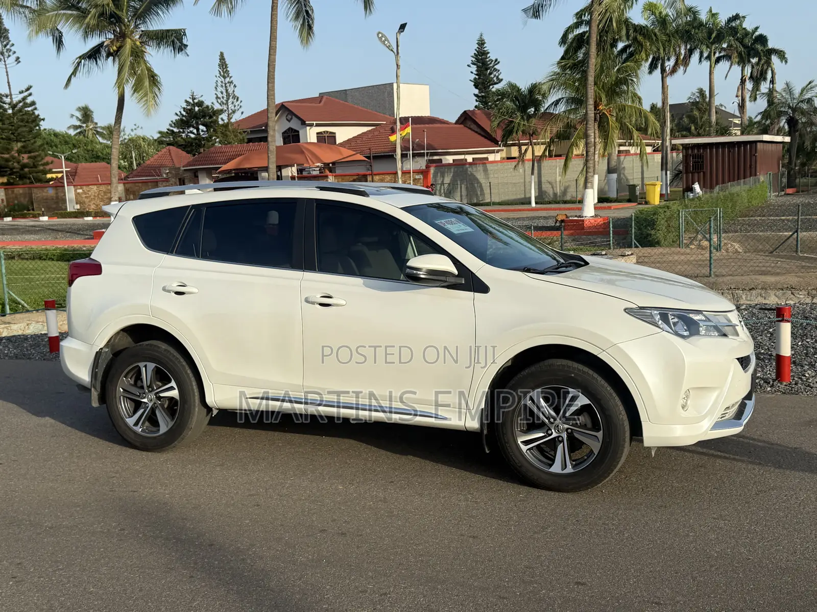 Toyota RAV4 XLE 4dr SUV (2.5L 4cyl 6A) 2015 White