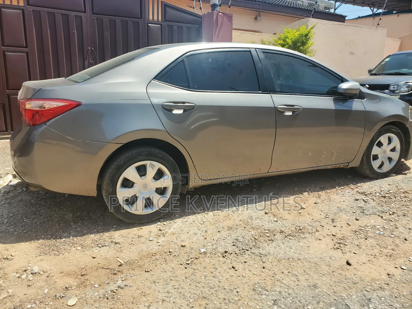 Toyota Corolla LE (1.8L 4cyl 2A) 2018 Brown