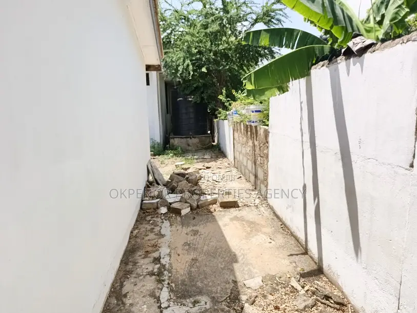 7bdrm House in Achimota, The Mall for sale
