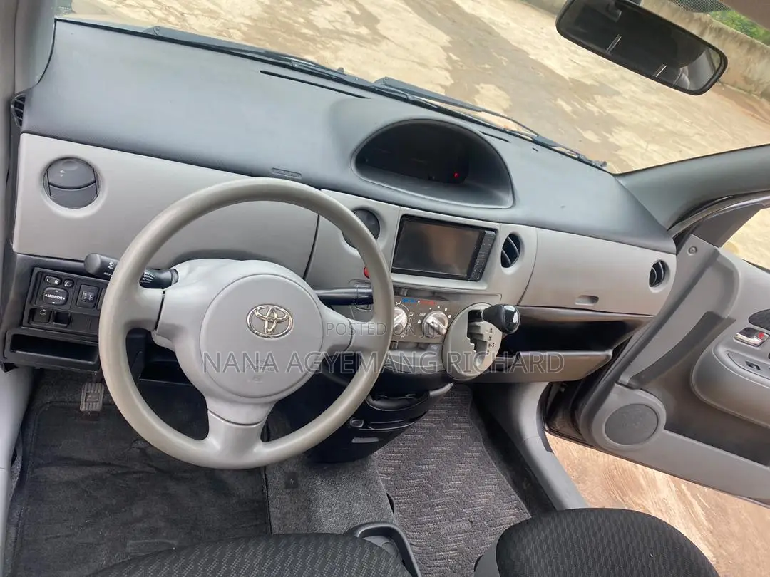 Toyota Sienta 1.5 FWD 2010 Gray