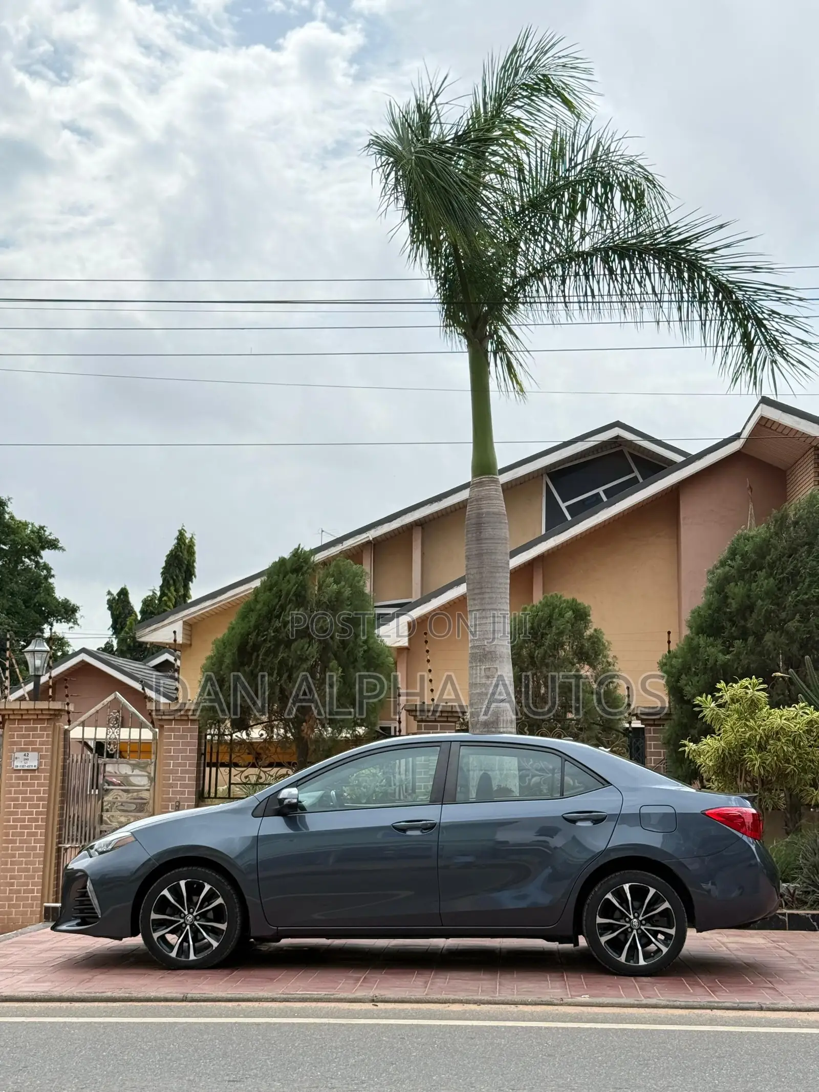 Toyota Corolla XSE 4dr Sedan (1.8L 4cyl CVT) 2017