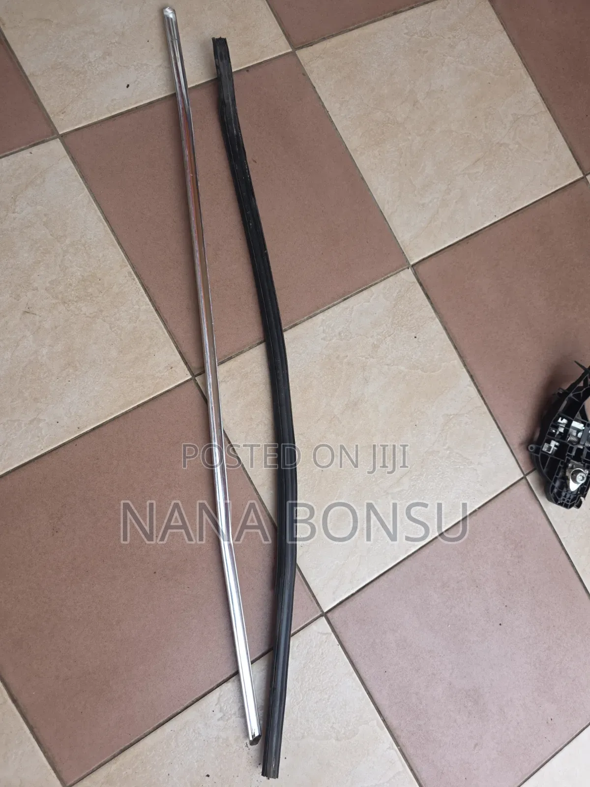 2019 Chevrolet Cruze Driver Door Fixture and Rubber