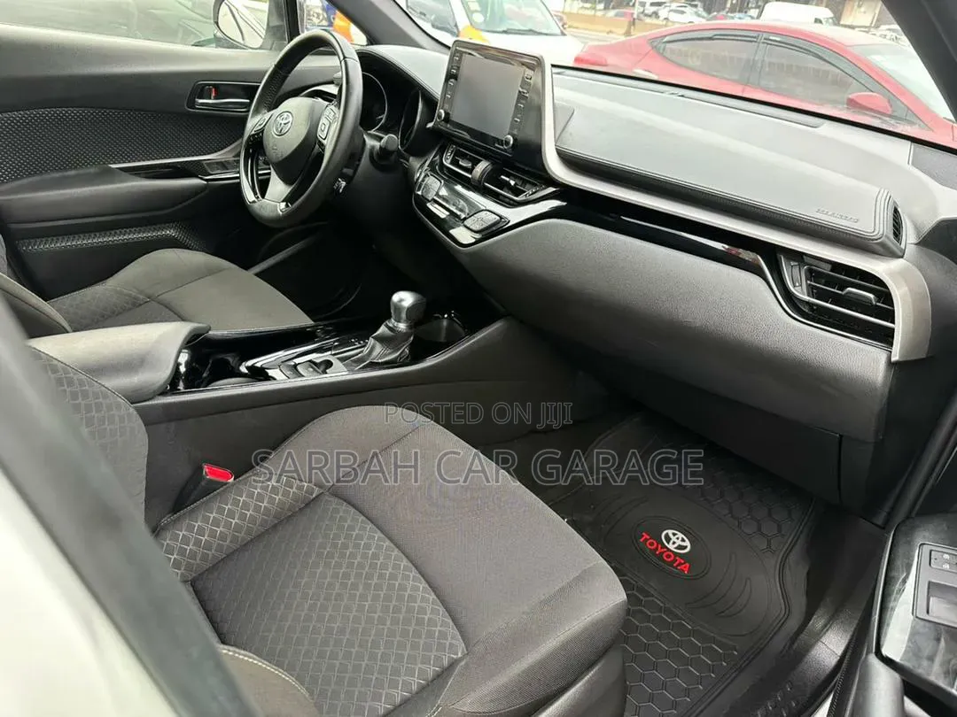 Toyota C-HR XLE FWD Sport Utility (2.0L 4cyl 2AM) 2018 Brown