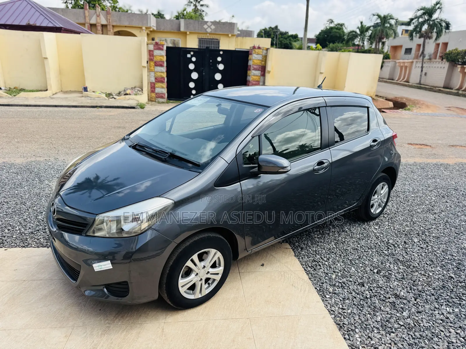 Toyota Vitz 1.3 AWD 5dr 2013 Gray