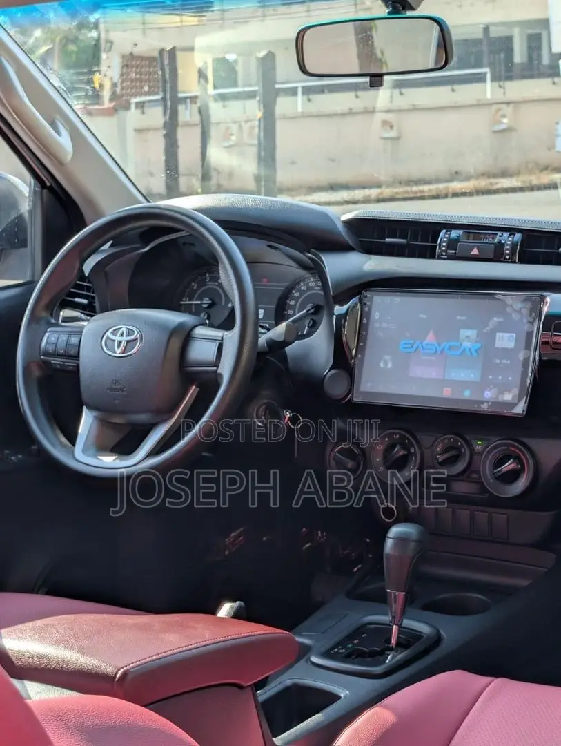 Toyota Hilux 2024 White
