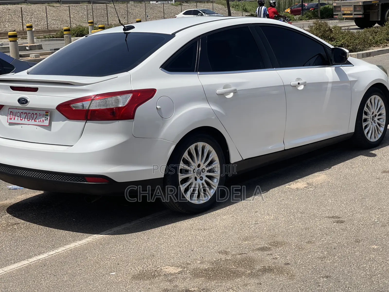 Ford Focus SE Sedan FWD (2.0L 4cyl 5M) 2012 White
