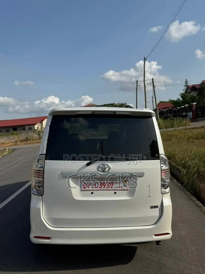 Toyota Voxy 2010 White