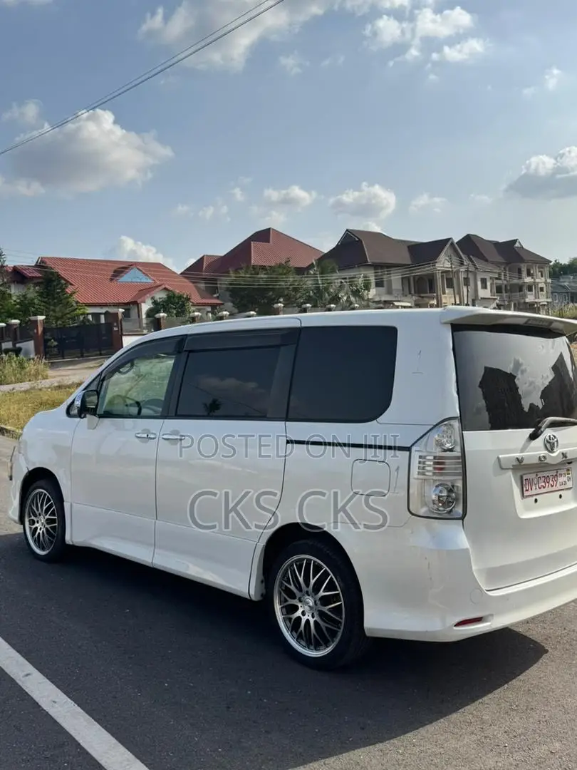 Toyota Voxy 2010 White