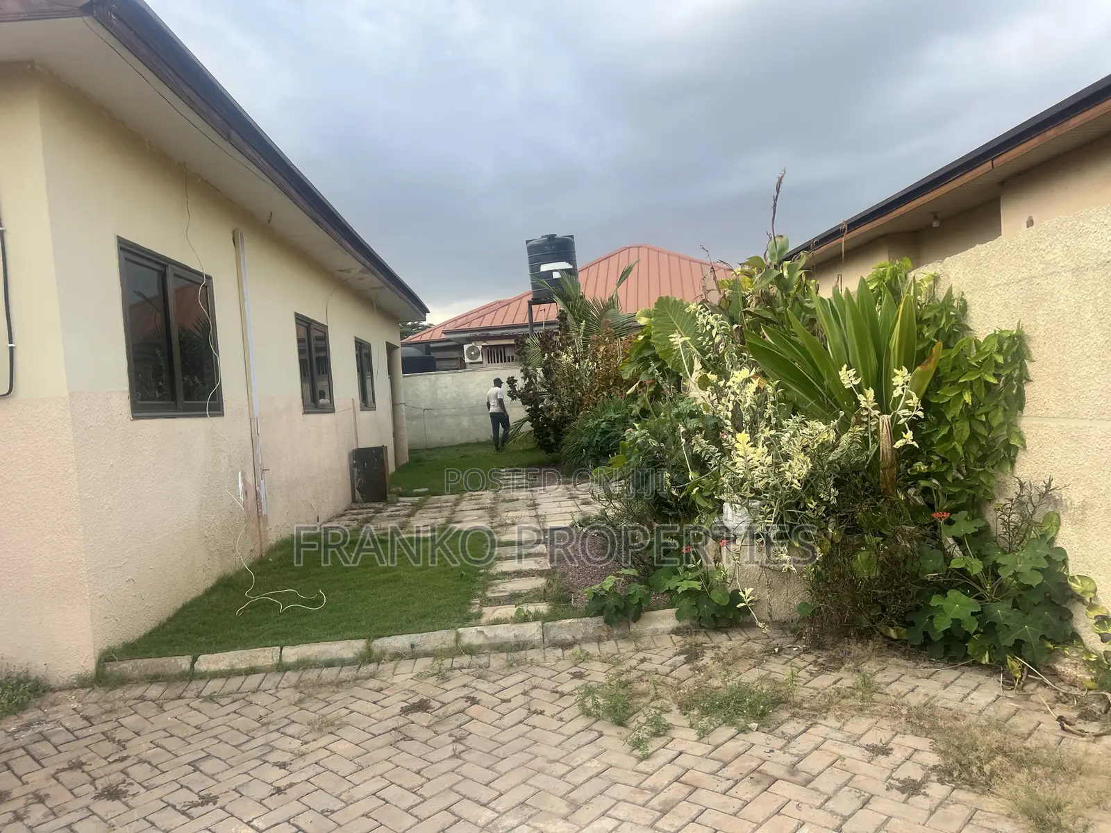 3bdrm House in Franko Propertis, School Junction for sale