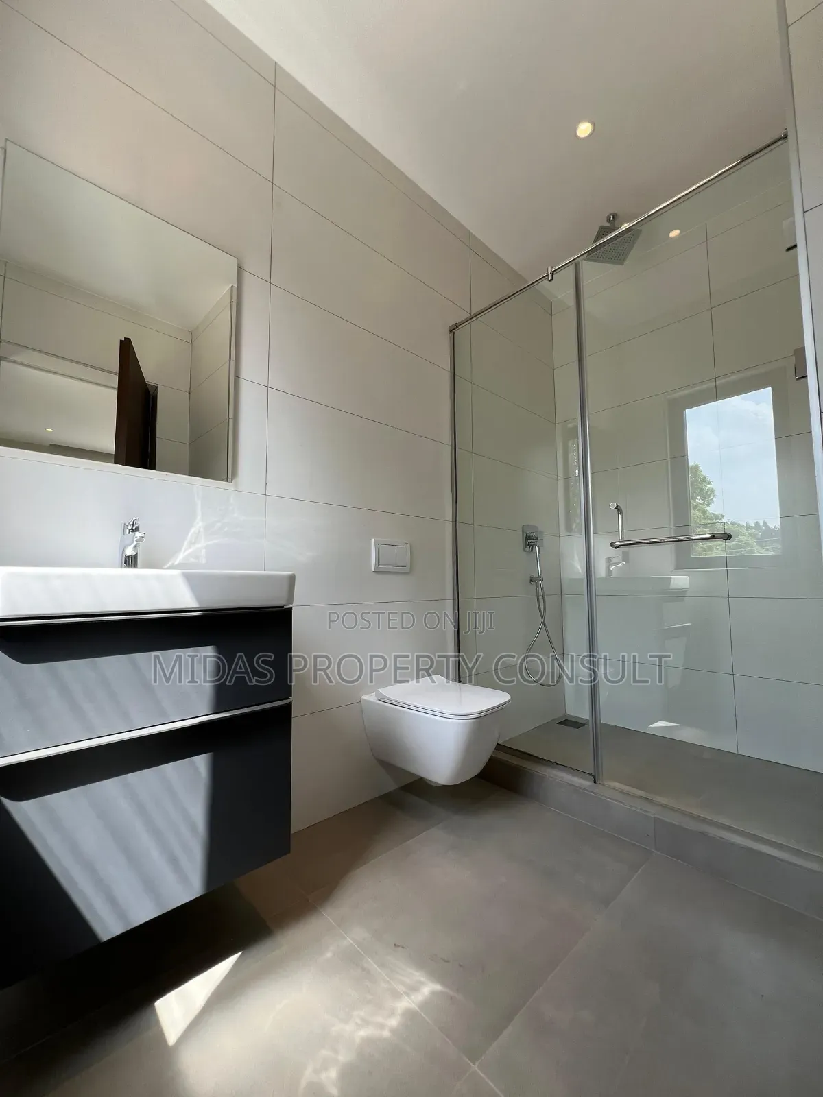 5bdrm House in Adjiringanor, Ability for sale