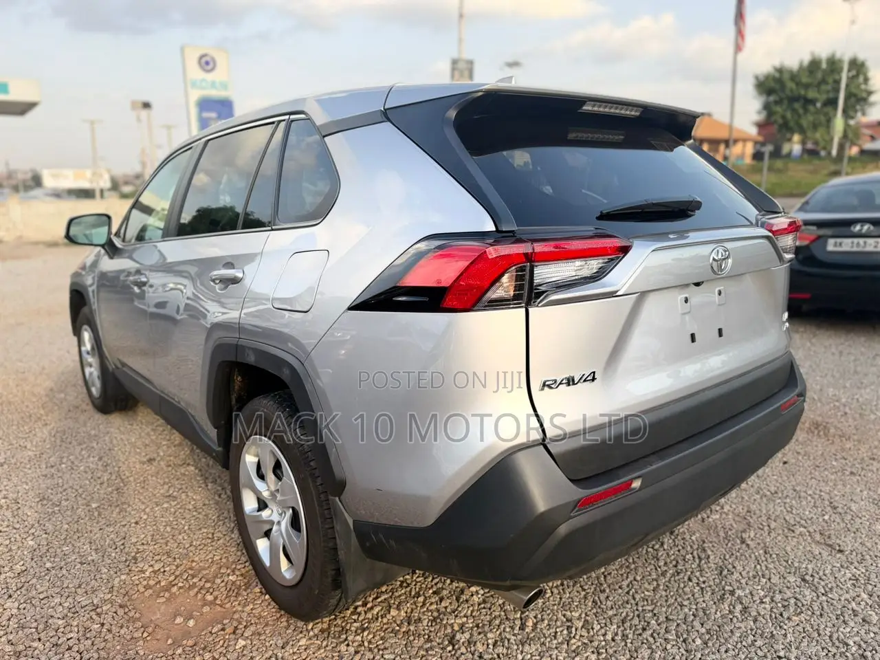 Toyota RAV4 LE 2025 Silver