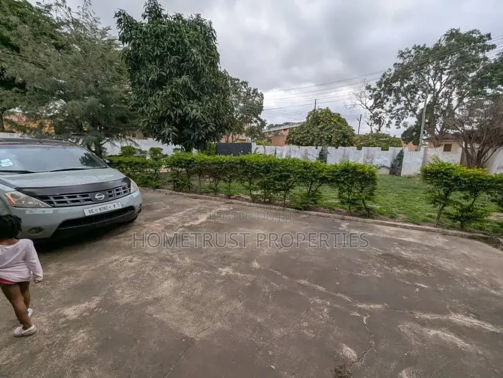 5bdrm House in Achimota Cfc, The Mall for sale