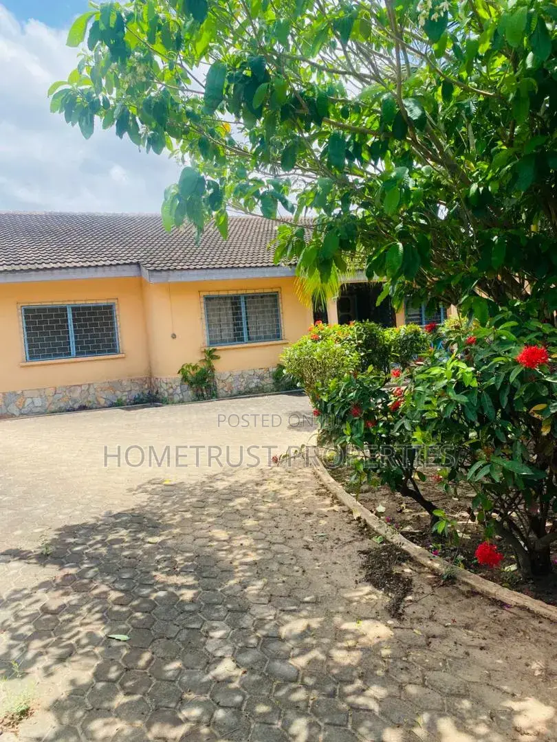 5bdrm House in Achimota Cfc, The Mall for sale