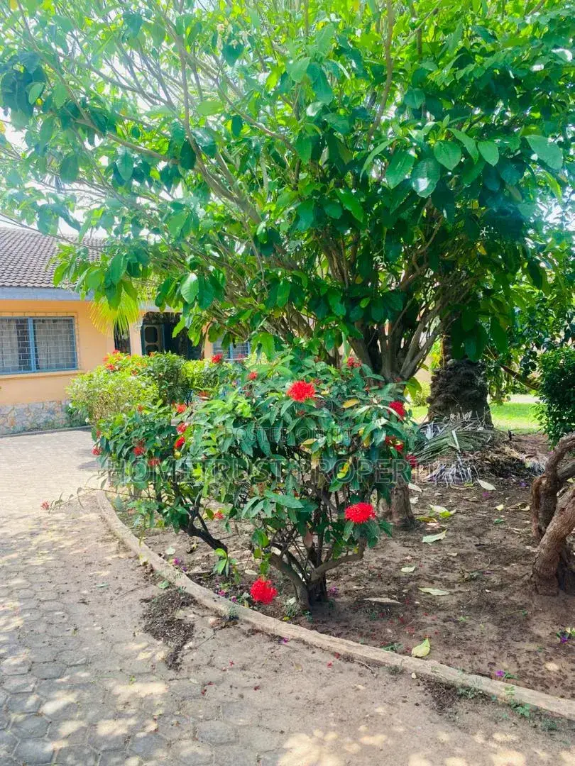 5bdrm House in Achimota Cfc, The Mall for sale