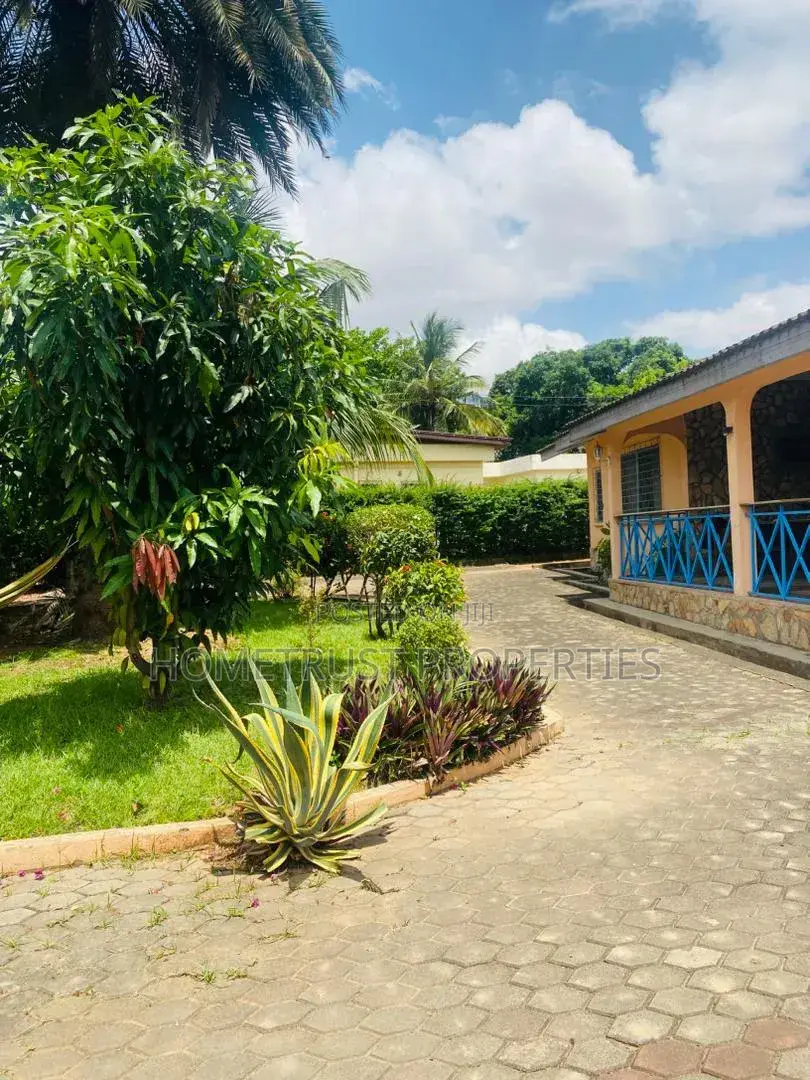 5bdrm House in Achimota Cfc, The Mall for sale