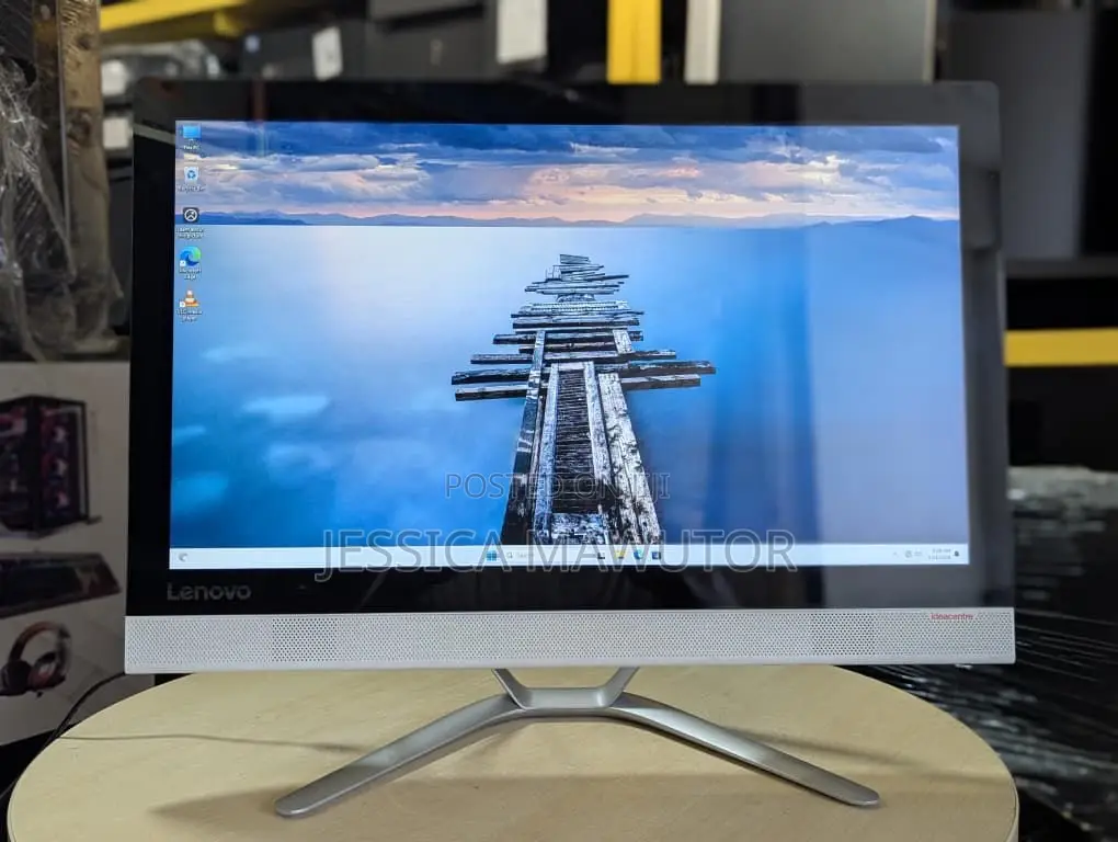 Desktop Computer Lenovo 4GB Intel Core i3 SSD 256GB