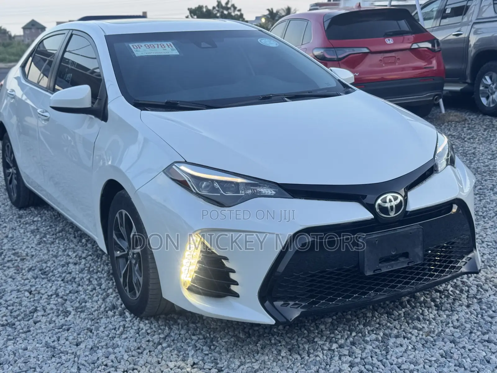 Toyota Corolla XLE (1.8L 4cyl 2A) 2018 White