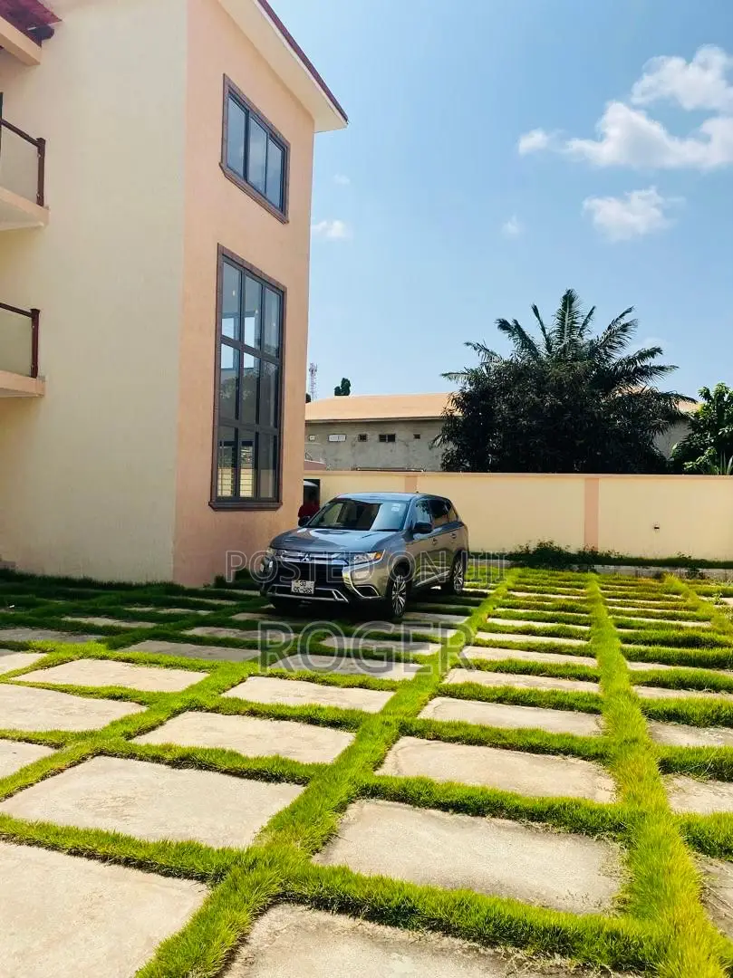 4bdrm House in Achimota Kingsby, Mile 7 for sale