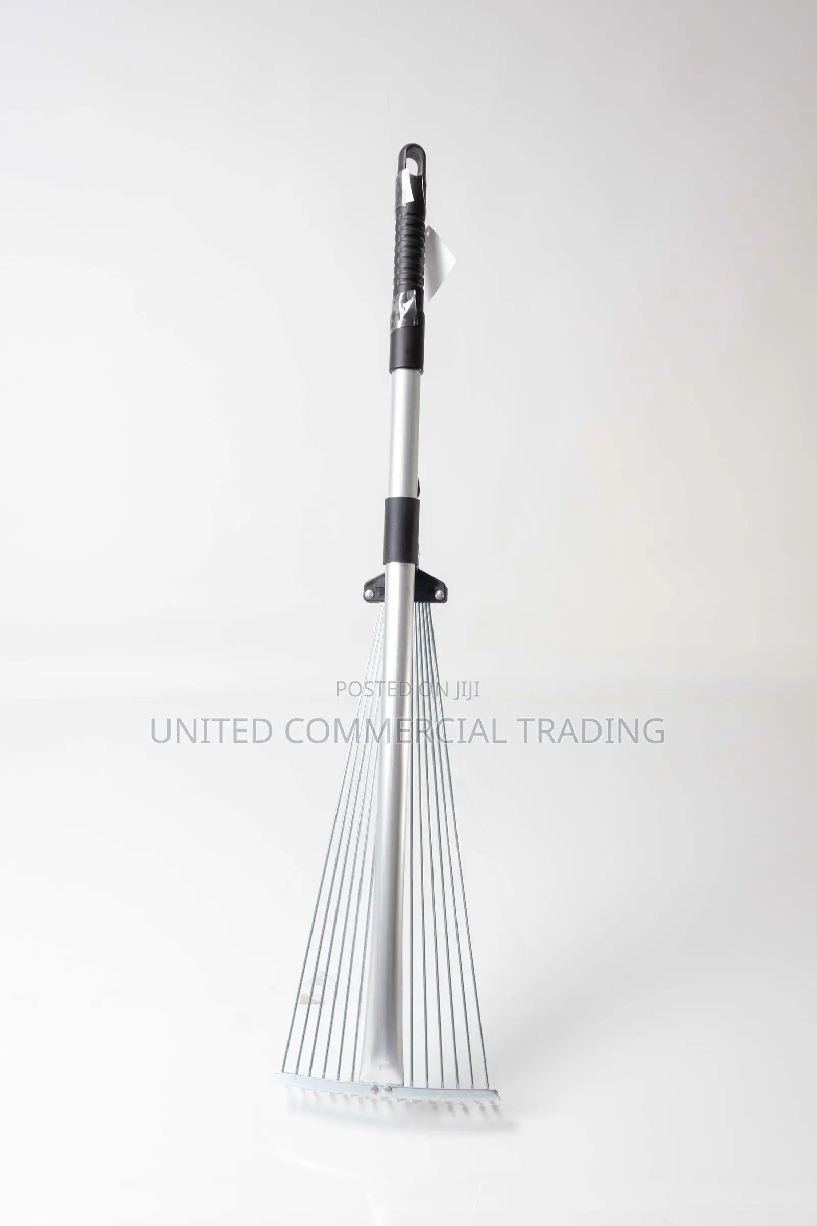 Adjustable Leaf Rake (15-Teeth)