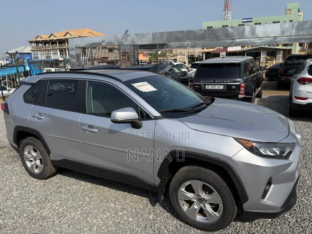 Toyota RAV4 LE 2021 Silver