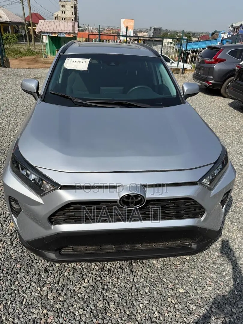 Toyota RAV4 LE 2021 Silver