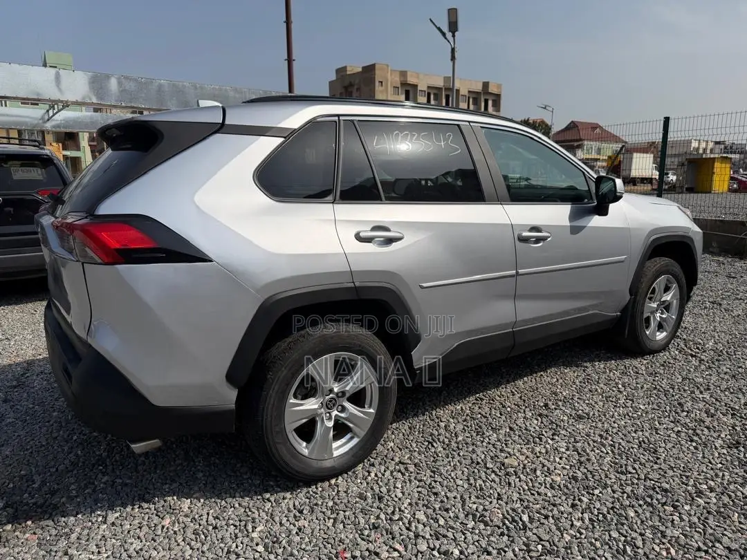 Toyota RAV4 LE 2021 Silver