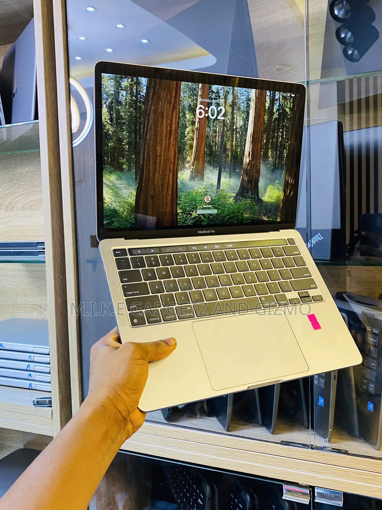Laptop Apple MacBook Pro 2022 M2 8GB Apple M2 SSD 256GB