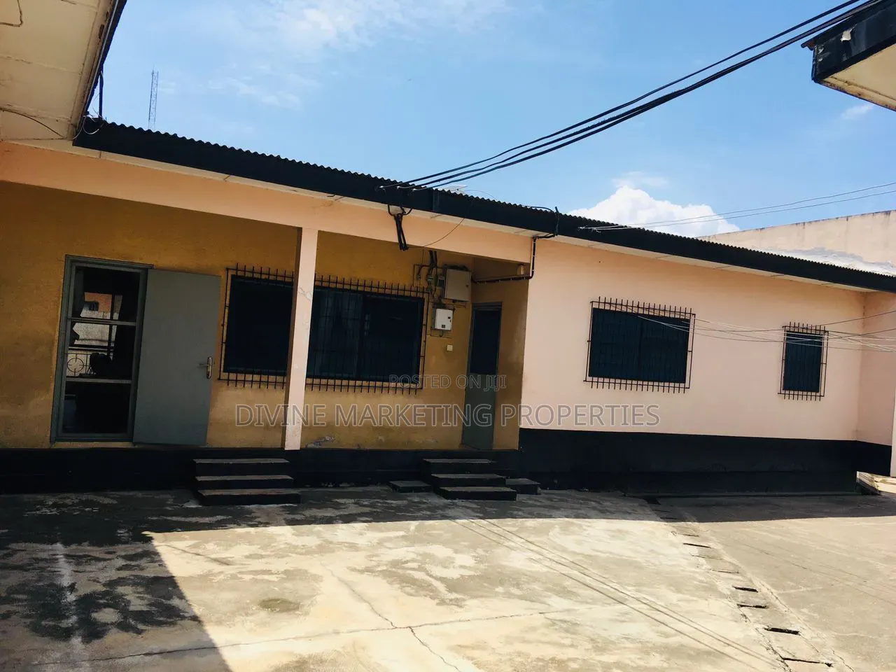 6bdrm House in Site For Africa Area, Official Town for sale