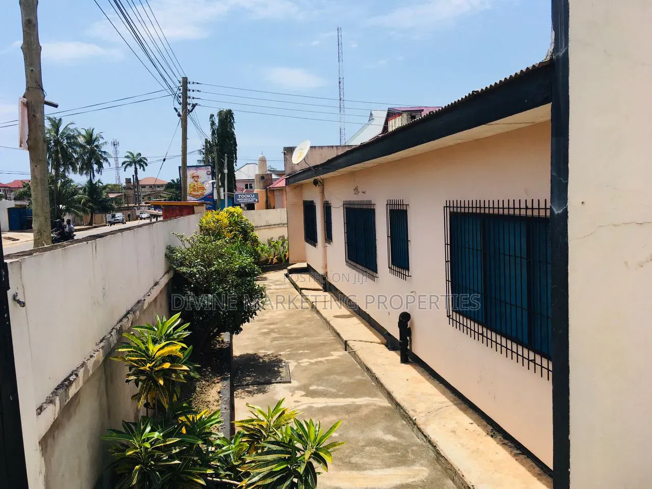 6bdrm House in Site For Africa Area, Official Town for sale