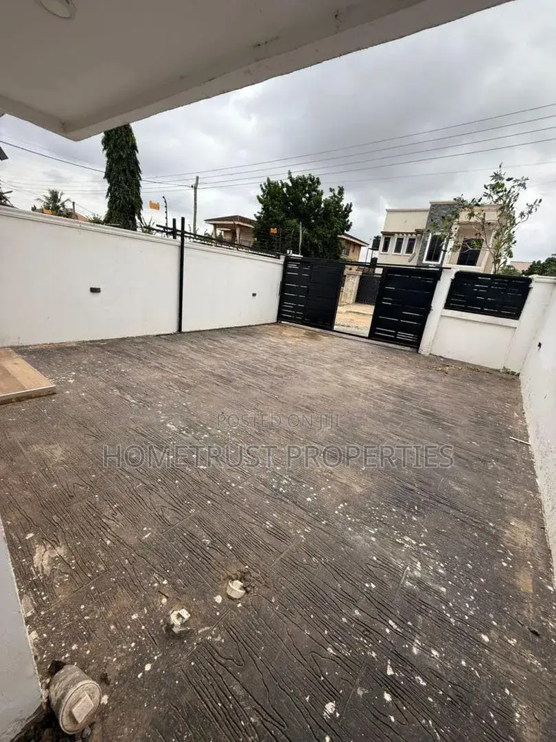 3bdrm Duplex in Ashongman Estate, Police Station for sale