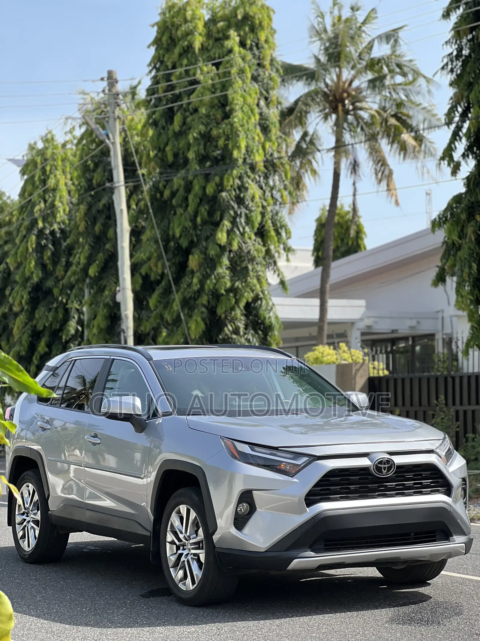 Toyota RAV4 XLE 2025 Silver