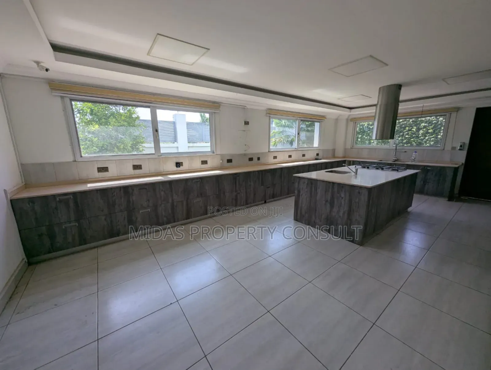 4bdrm Mansion in Airport Hills for sale