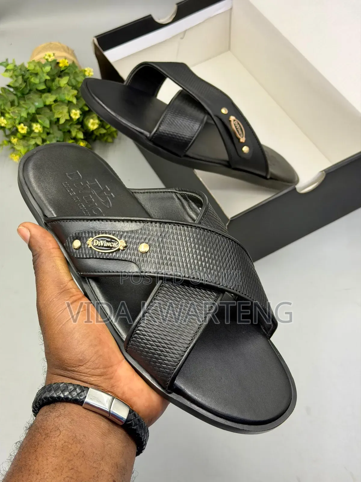 Quality Divinch Black Slippers
