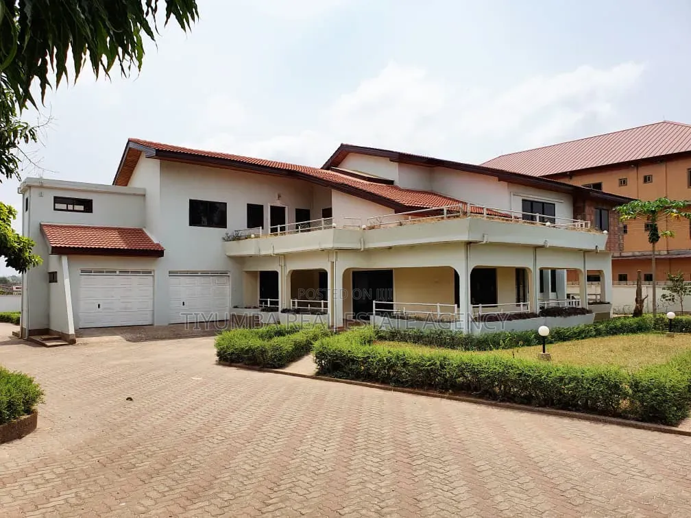 12bdrm Mansion in Tiyumba Real Estate, Asore Junction for rent