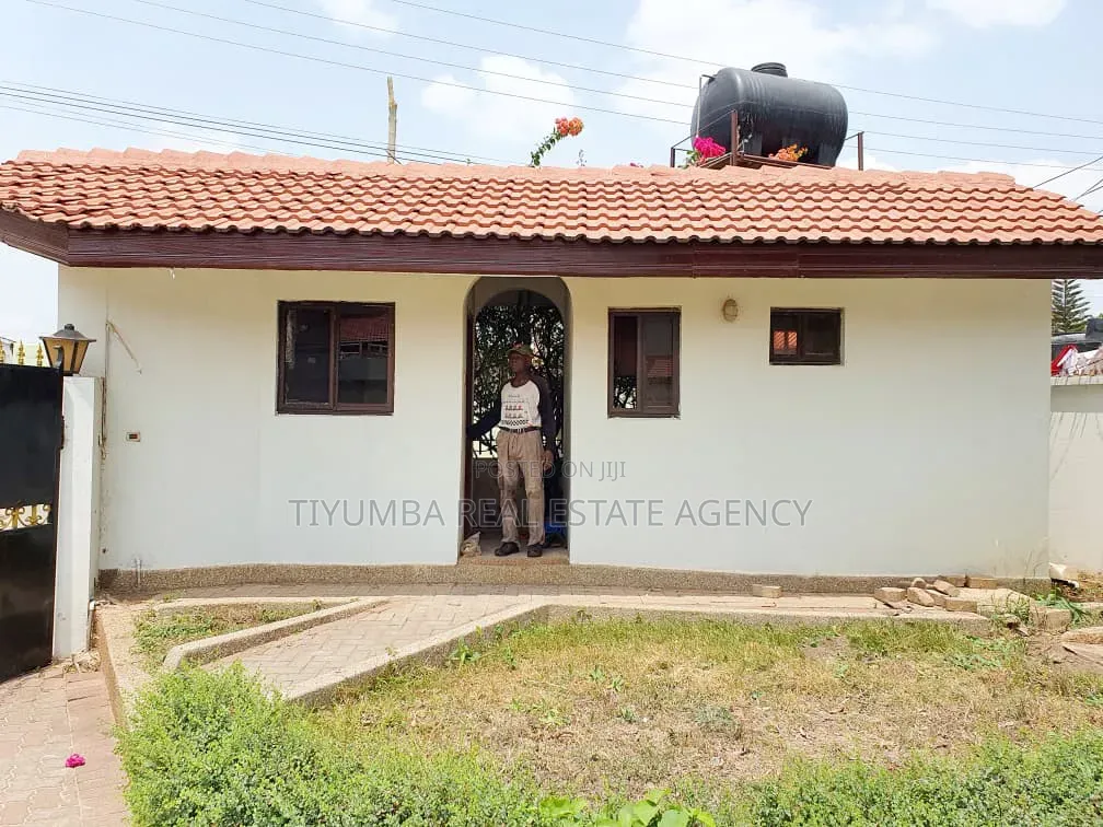 12bdrm Mansion in Tiyumba Real Estate, Asore Junction for rent