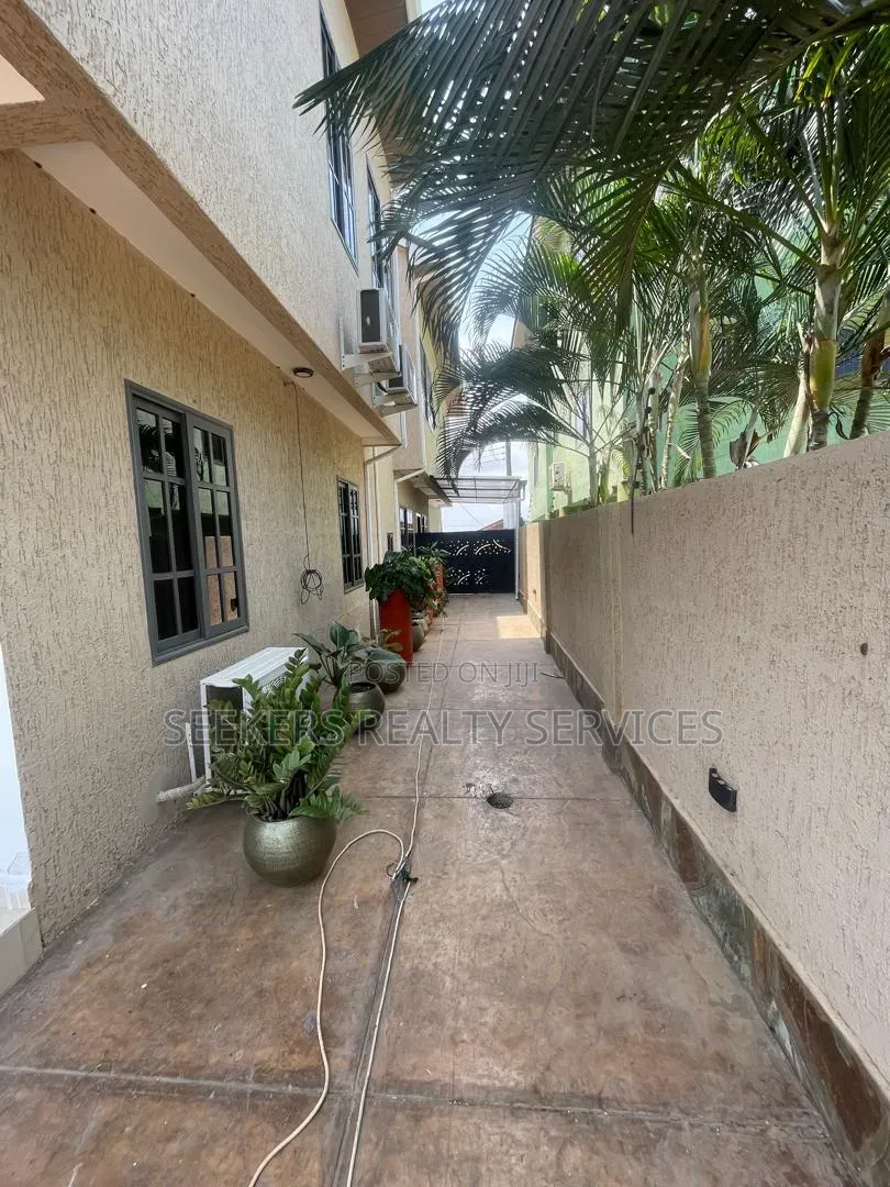 4bdrm House in Seekers Realty, Baatsona Total for rent