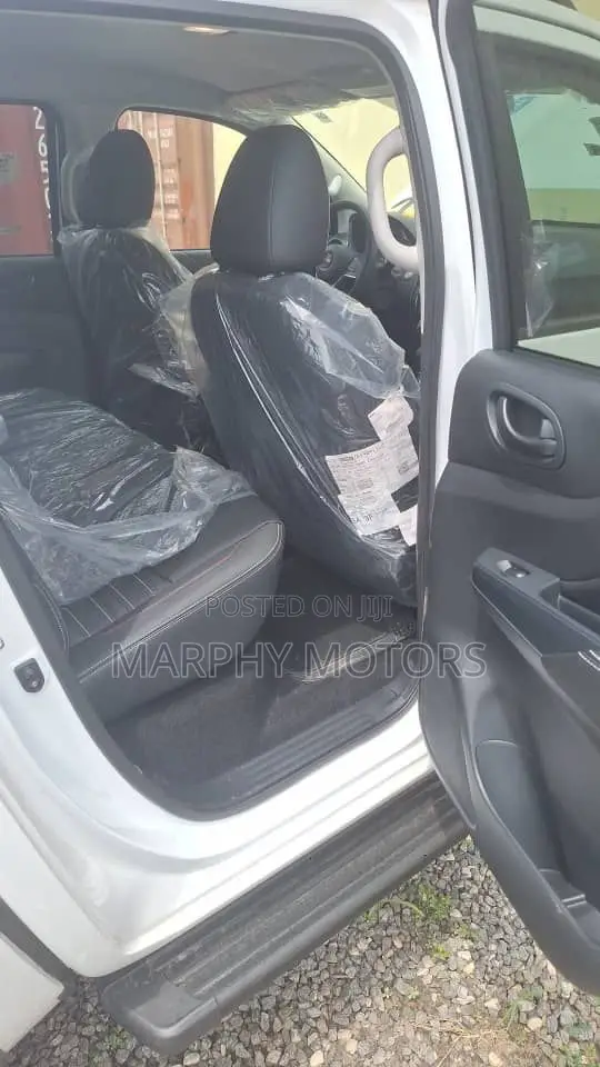 New Nissan Navara 2025 White