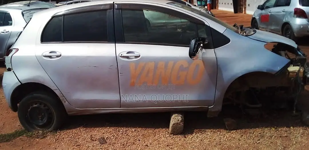 Toyota Vitz 2010 Silver