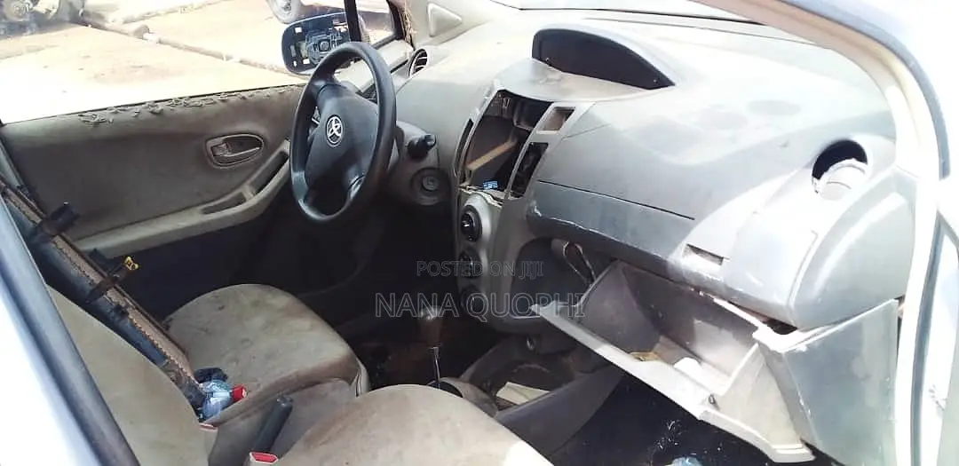 Toyota Vitz 2010 Silver
