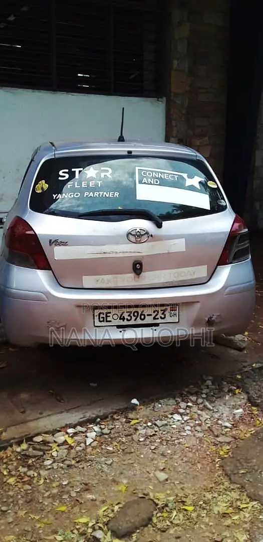 Toyota Vitz 2010 Silver