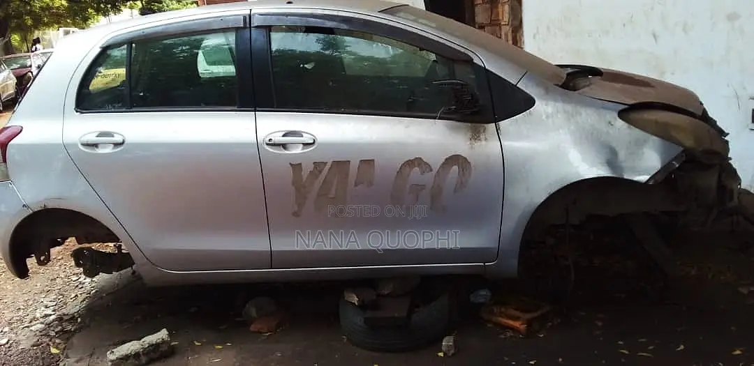 Toyota Vitz 2010 Silver