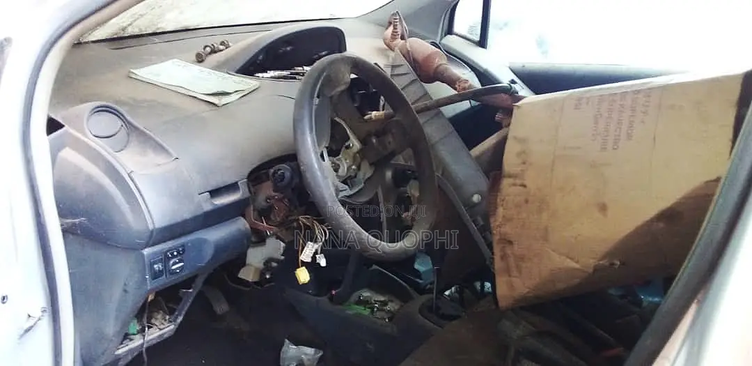 Toyota Vitz 2010 Silver