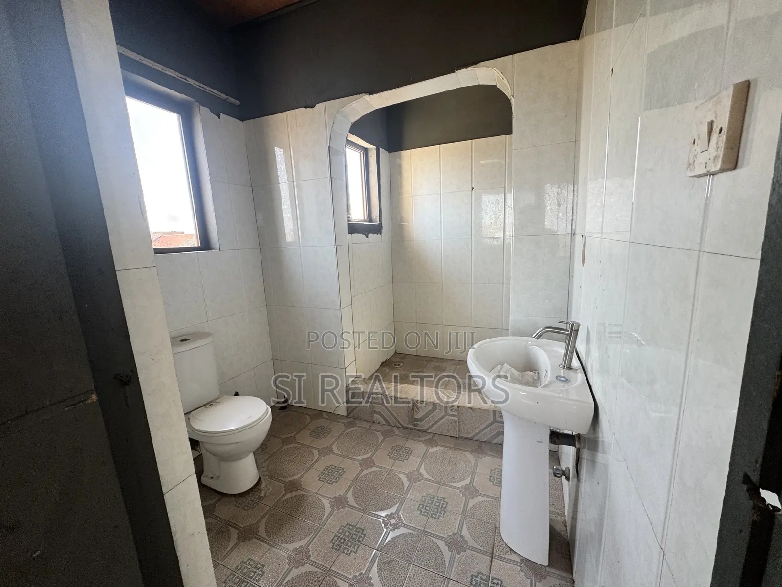 20bdrm Apartment in Dansoman Junction for sale