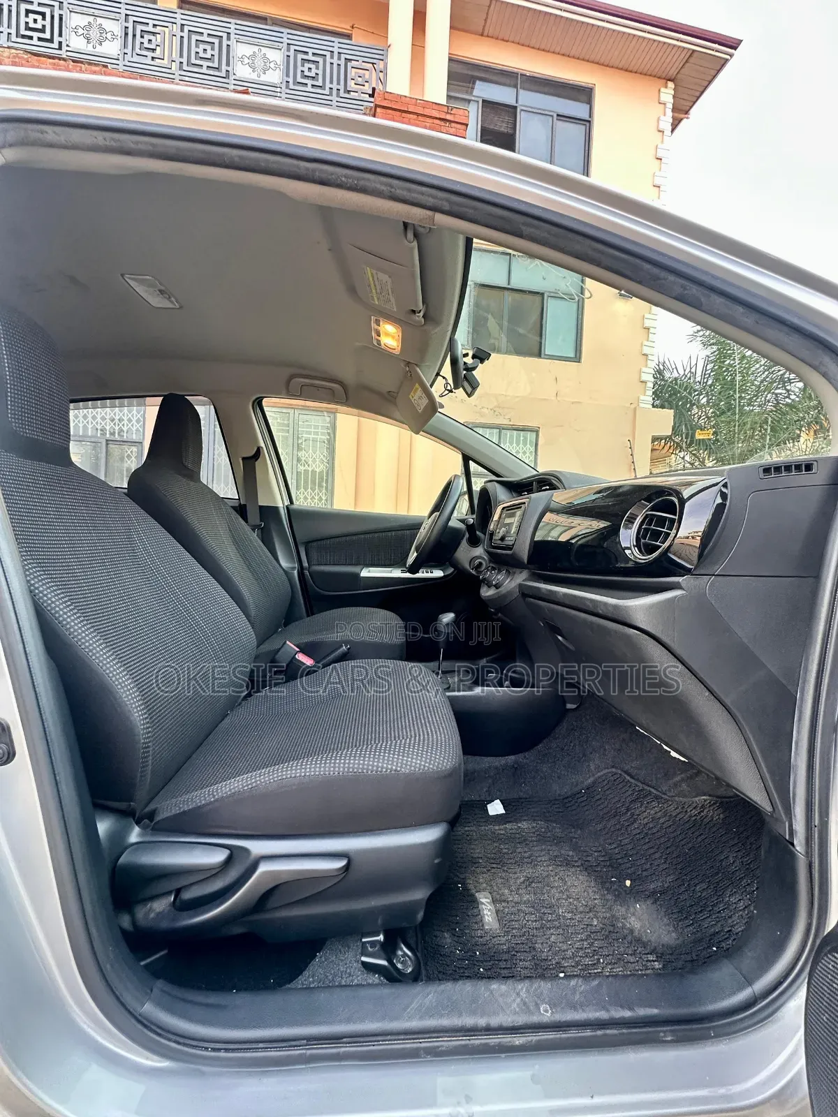 Toyota Vitz 1.3 FWD 5dr 2014 Silver
